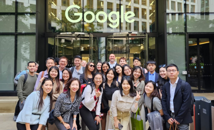 Image of SMU Summer School students in front of Google office in London