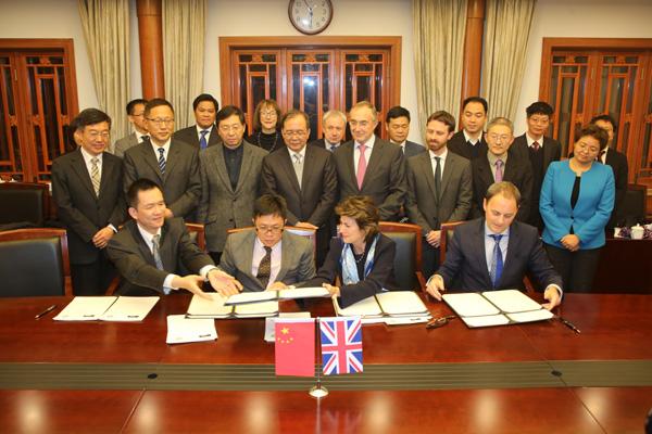 Peking University and UCL signing the agreement on 3 Novemeber 2016