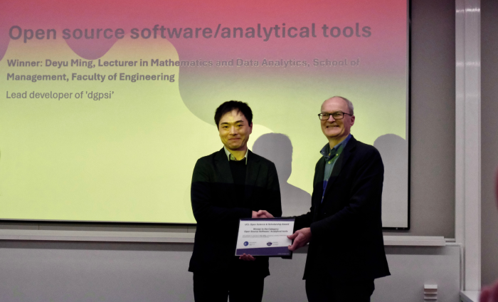 Dr Deyu Ming recieves the award